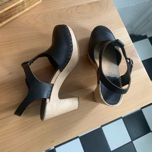 Swedish Hasbeens T-Strap Sky High black clogs